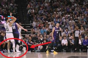 kaiyun 官网-塔图姆三分出手落地踩到小萨90度崴脚痛苦捂脚&amp;坚持罚完离场