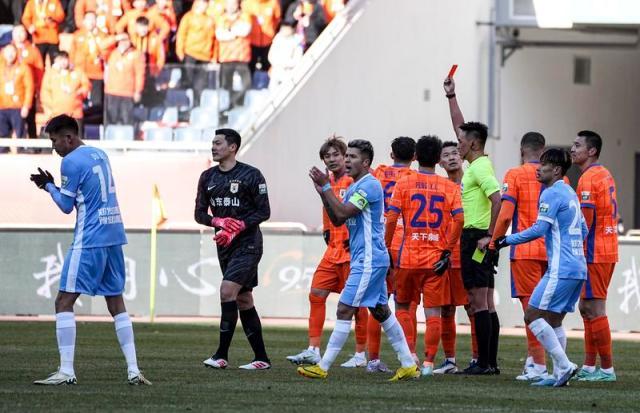 网页版登录入口-足协裁判评议：蒋圣龙应直红罚下 王大雷红牌正确