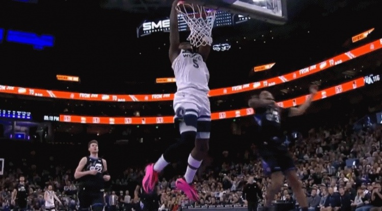 挺身而出！爱德华兹防守端干扰对方三分 反击折叠暴扣2+1打回悬念