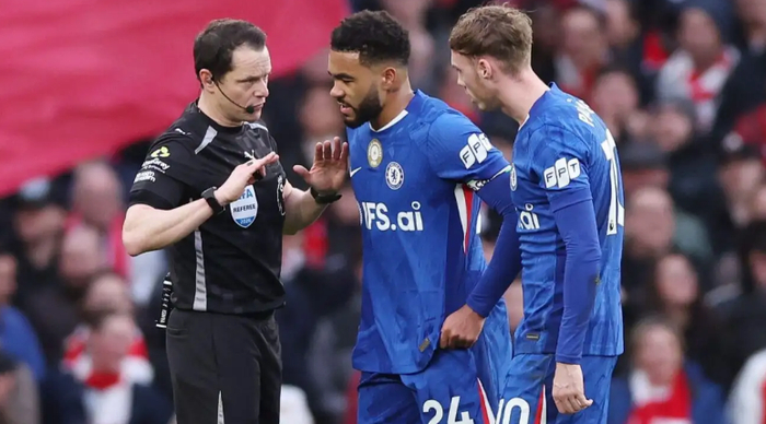 app下载-内维尔质疑VAR解释，克拉滕伯格怒批：切尔西被剥夺明显点球|阿森纳|马克-克拉滕伯格|加里-内维尔|里斯·詹姆斯|德克兰-赖斯_新浪体育_新浪新闻