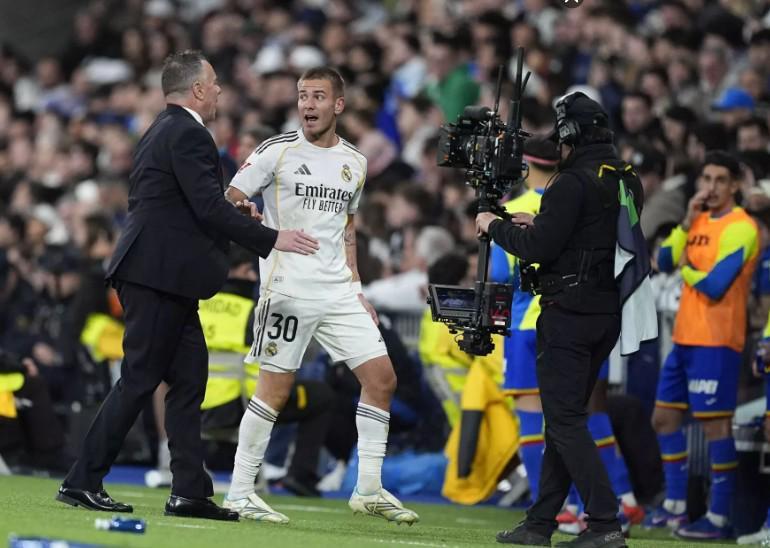 kaiyun 官网-每体：赫伊森与马斯坦托诺遭伯纳乌狂嘘，皇马球迷耐心已耗尽